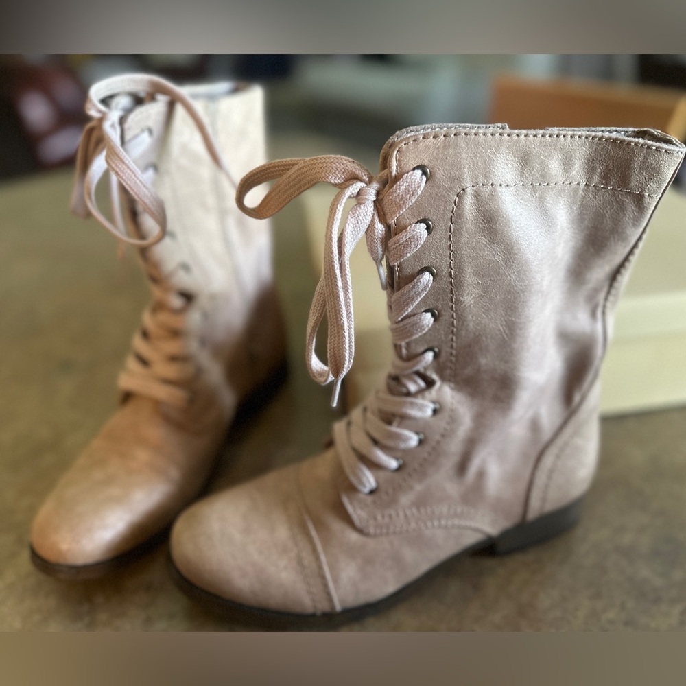 Mission Khalea style boot. Taupe. Size 8.5